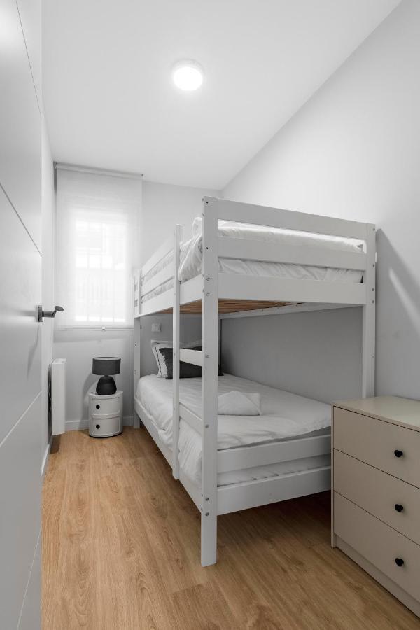 Cozy 2 Bedroom Apartment With Patio Madrid Dış mekan fotoğraf