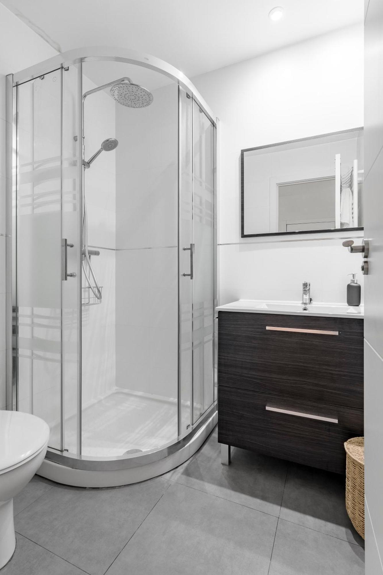 Cozy 2 Bedroom Apartment With Patio Madrid Dış mekan fotoğraf