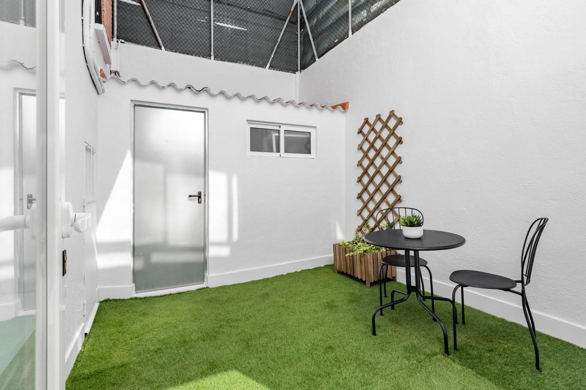 Cozy 2 Bedroom Apartment With Patio Madrid Dış mekan fotoğraf